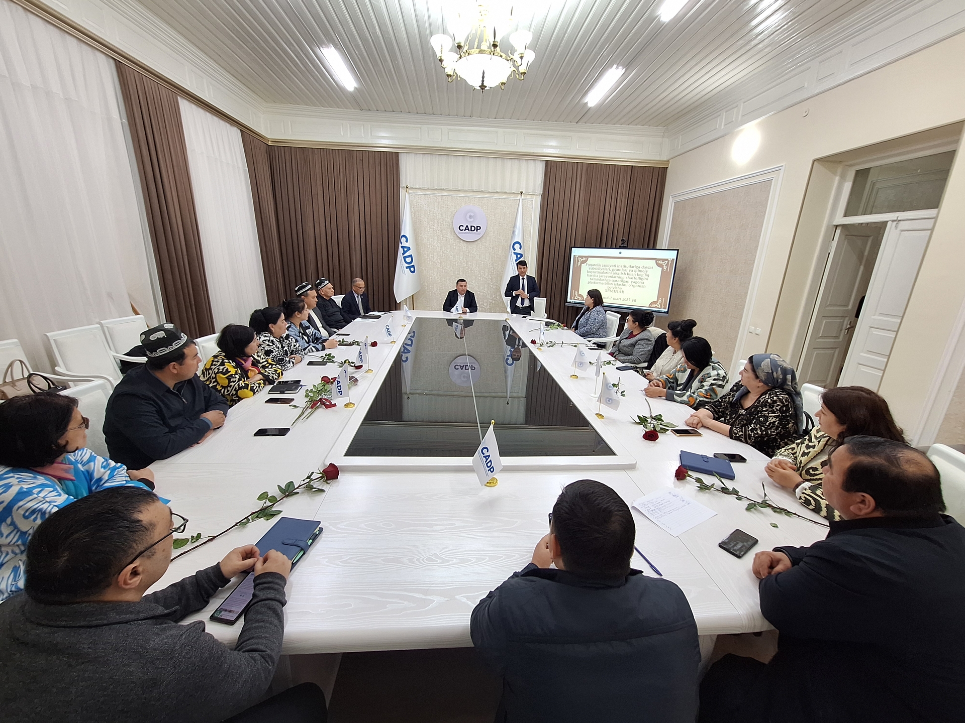 Samarqandda davlat grantlarining shaffofligi va fuqarolik jamiyati institutlarining korrupsiyaga qarshi kurashdagi oʻrni muhokama qilindi